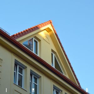 Palácový charakter mala stavba najmä vďaka štítu nad najvyšším podlažím. Ten bol však premenený na okná do bytov