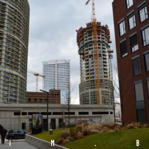 Panoráma nových výškových budov z priestorov kancelárskeho komplexu Twin City