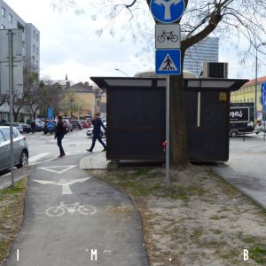 Výjazd z cyklotrasy na severnej strane ulice blokuje ilegálny stánok. Fotené 4.4.2019