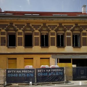 Karpatská 9 od ulice