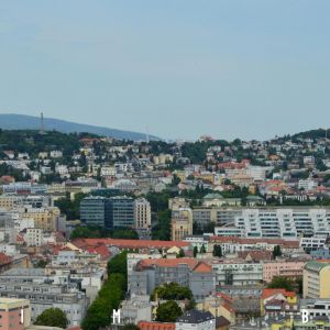 Kollárovo námestie a vŕšky nad centrom Bratislavy