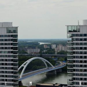 Most Apollo a v diaľke nezreteľne viditeľný šiesty dunajský most