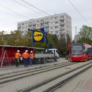 Odstraňovanie laminátového prístrešku na Peknej ceste. Zdroj: Dopravný podnik Bratislava