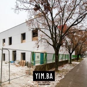 Základná škola na Medzilaboreckej. Fotografia z 15.12.2022. Autor: Nino Belovič / YIM.BA