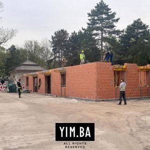 Vstupná budova do areálu. Autor: Adrian Gubčo / YIM.BA