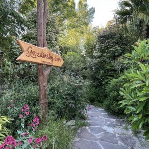 Cestička do Gazdovského dvora s bohatou vegetáciou. Autor: Adrian Gubčo / YIM.BA