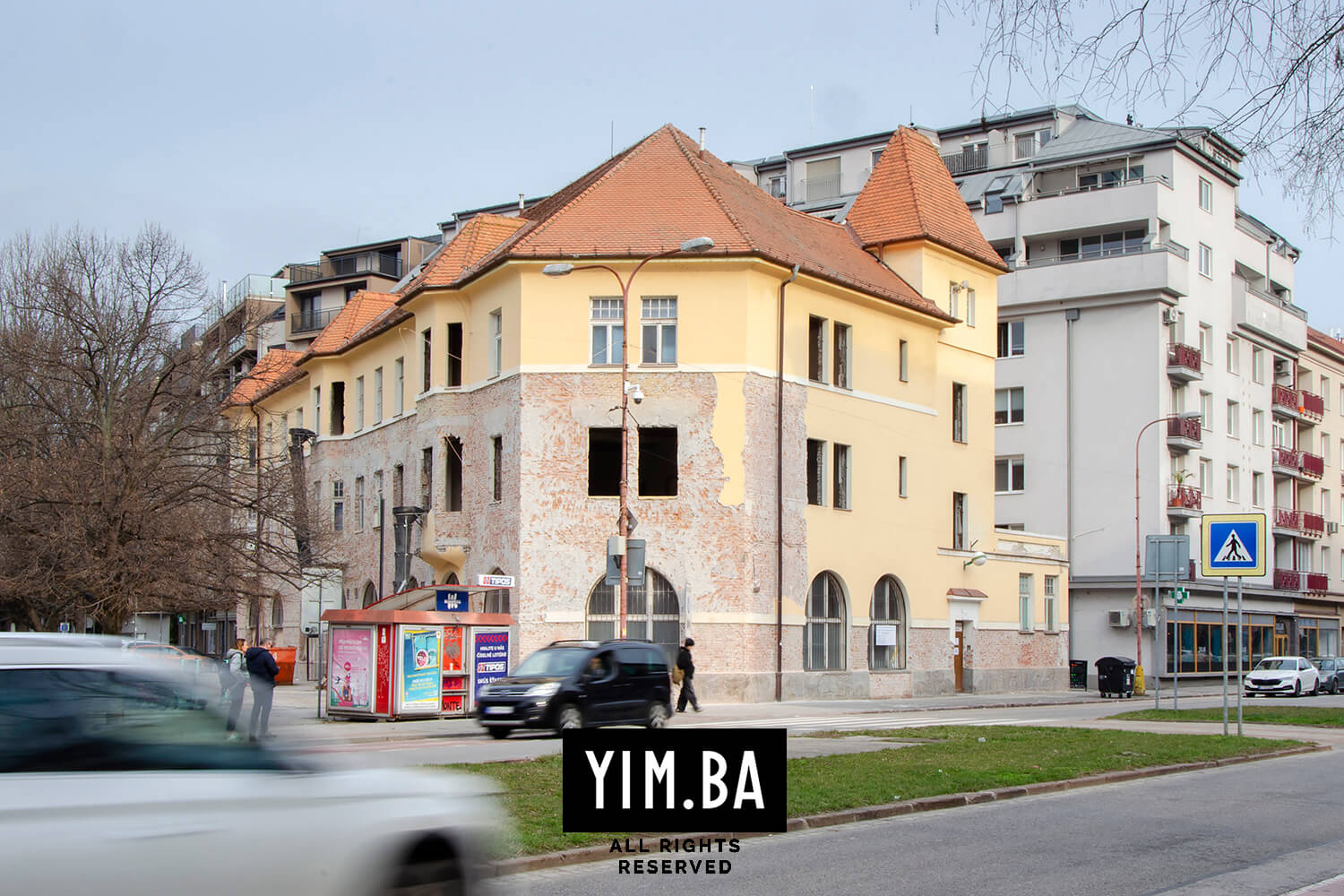 Netradičný „zámoček“ mení tvár. Rekonštrukcia Posádkového klubu napreduje, zmení námestie s veľkým potenciálom 