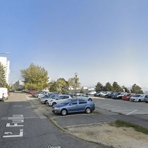 Miesto vzniku parkoviska na Ulici Ľudovíta Fullu. Zdroj: Google StreetView