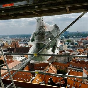 Snímanie sochy z veže. Zdroj: Bratislava - Hlavné mesto SR