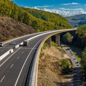 Najkrajšia rýchlostná cesta na Slovensku? R2 medzi Kriváňom a Mýtnou je dokončená, otvorená bude onedlho