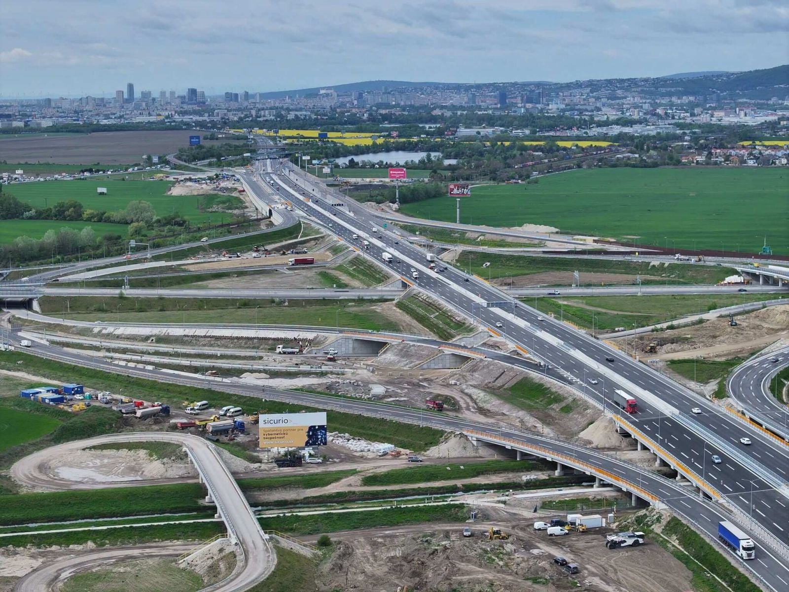 Nekonečný príbeh sa po rokoch končí. Motoristi sa dočkali, odovzdáva sa kompletná križovatka D1 a D4 