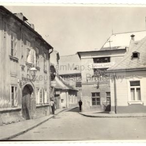 Veterná ulica kedysi, vzadu Staré lýceum. Zdroj: PAMMAP, MMB