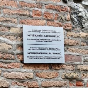 Pamätná tabuľa obetiam útoku na Zámockej. Zdroj: Mestská časť Bratislava - Staré Mesto