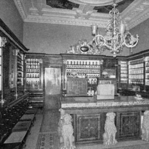 Interiér lekárne na historickej fotografii. Zdroj: Časopis Metropola